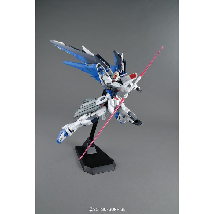 Mobile Suit Gundam Seed: MG 1/100 Freedom Gundam Ver 2.0